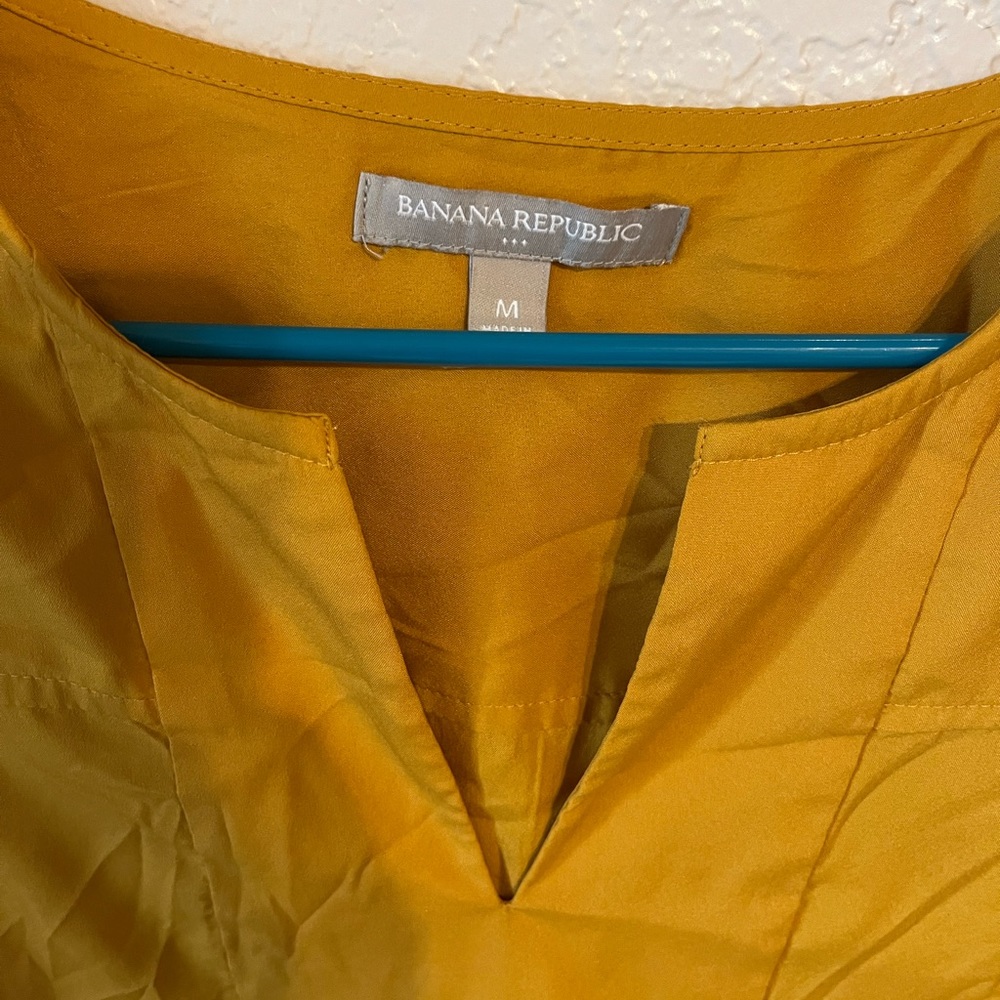 Golden blouse. Banana republic outlet. Size M.